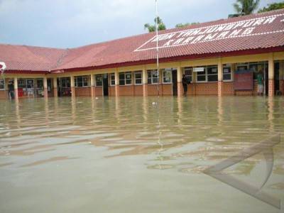 Sepuluh Tahun Mengajar di Tengah Banjir