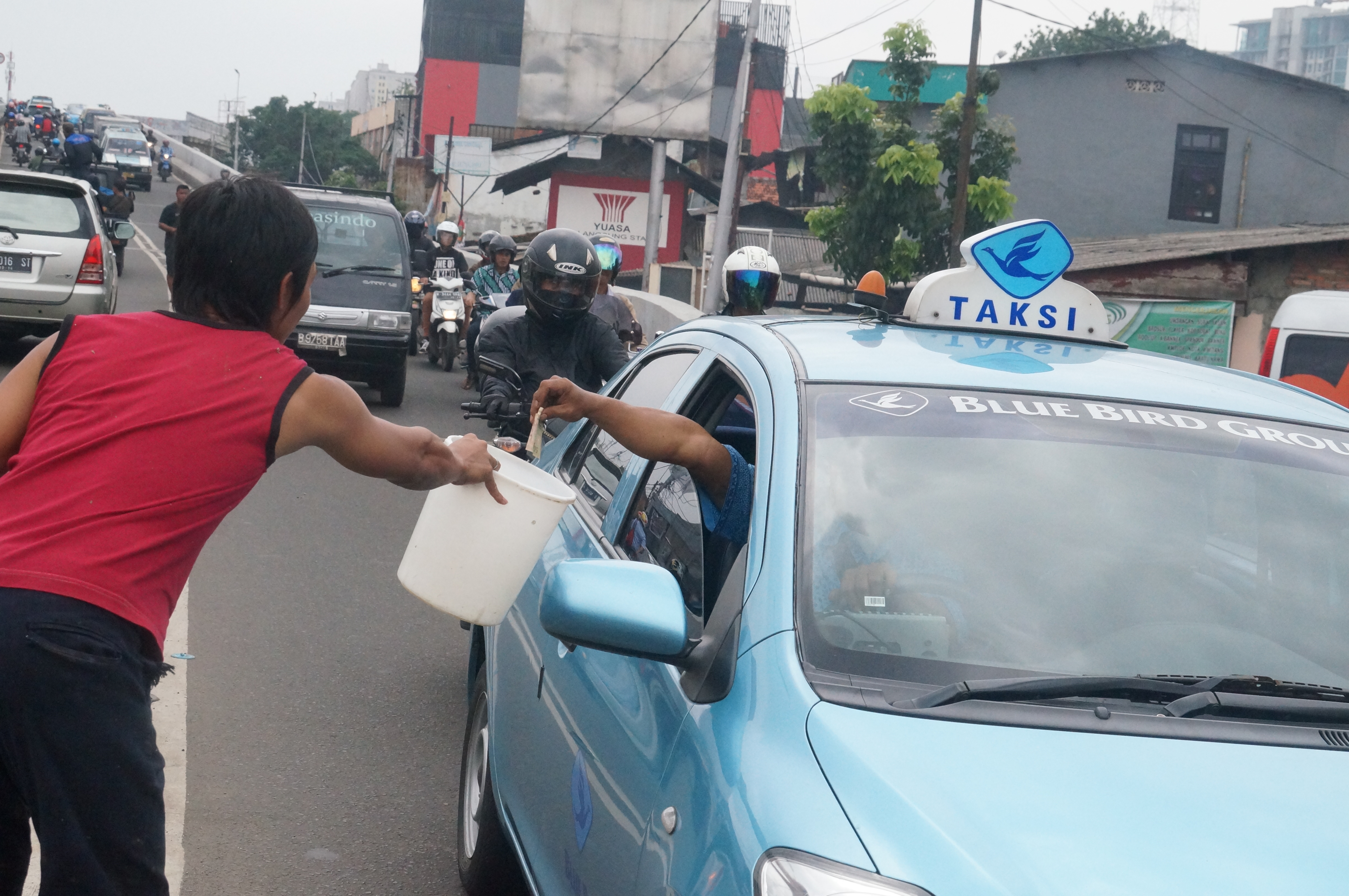 Kisah Ade: Menguak Sisi Lain Banjir Jakarta