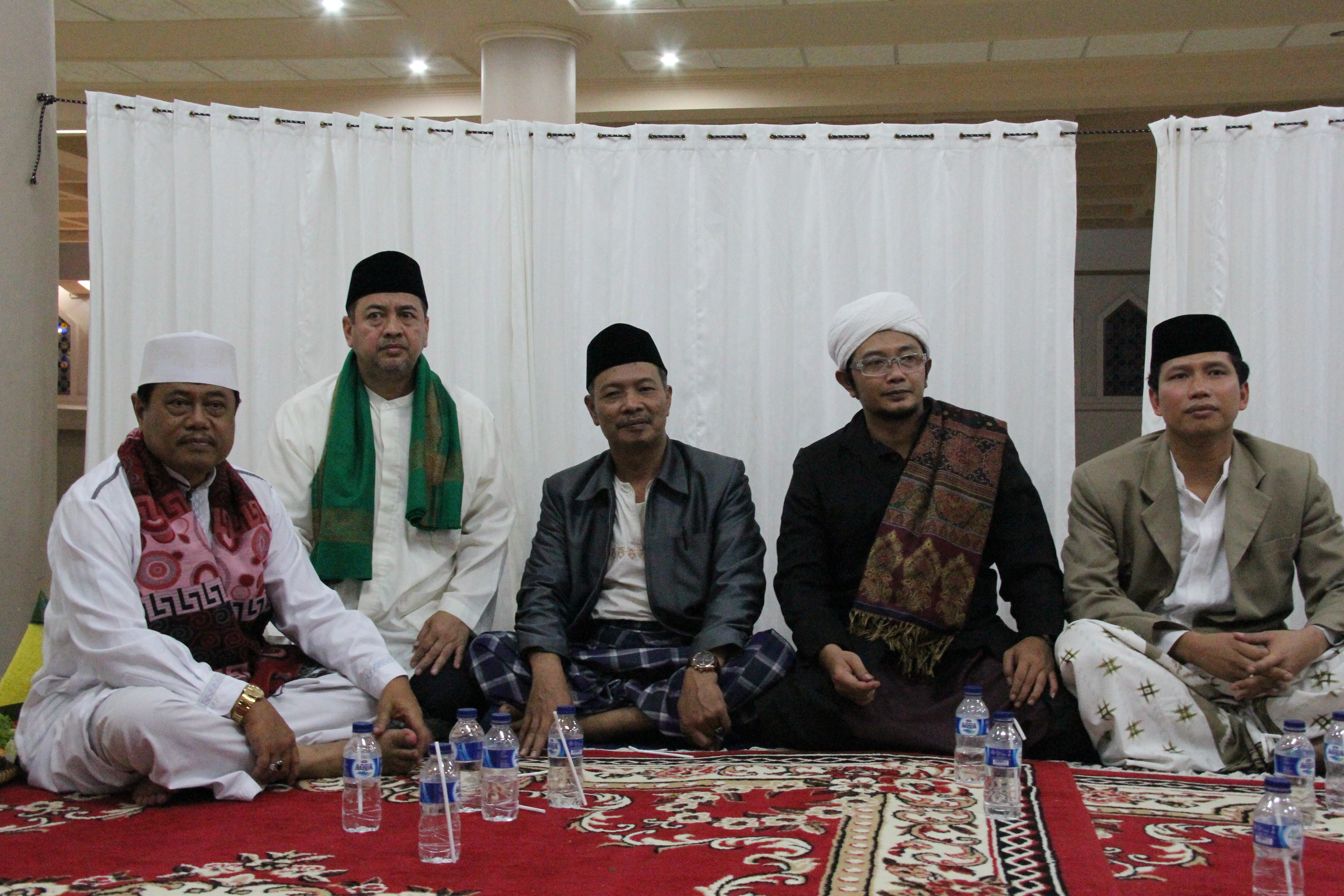 (dua dari kiri) Ustaz Hassan Alaydrus, Ustaz Jalaluddin Rakhmat, dan Kyai Alawi Nurul Alam al Bantani