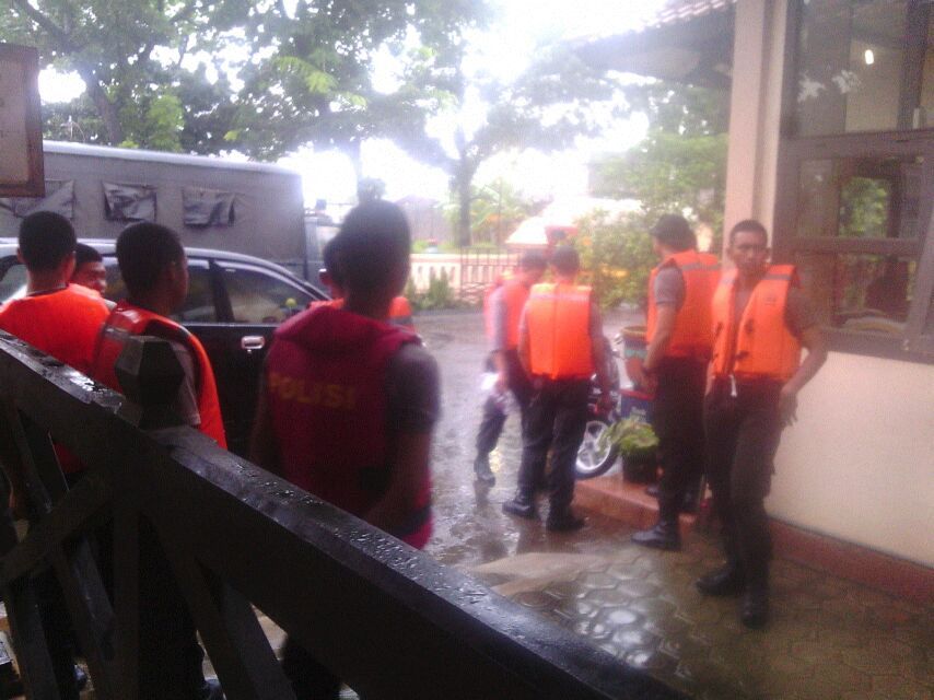 Relawan HIKDMAT di banjir Jepara