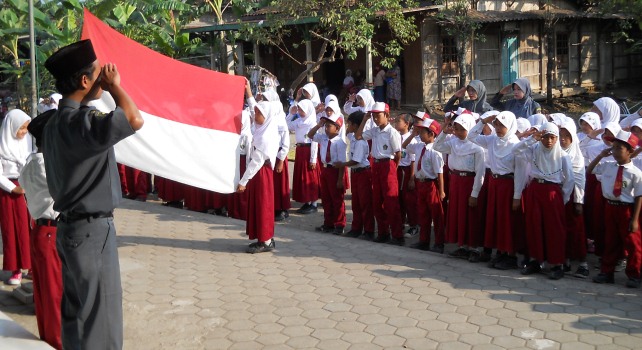 Anak SD melaksanakan Upacara Bendera