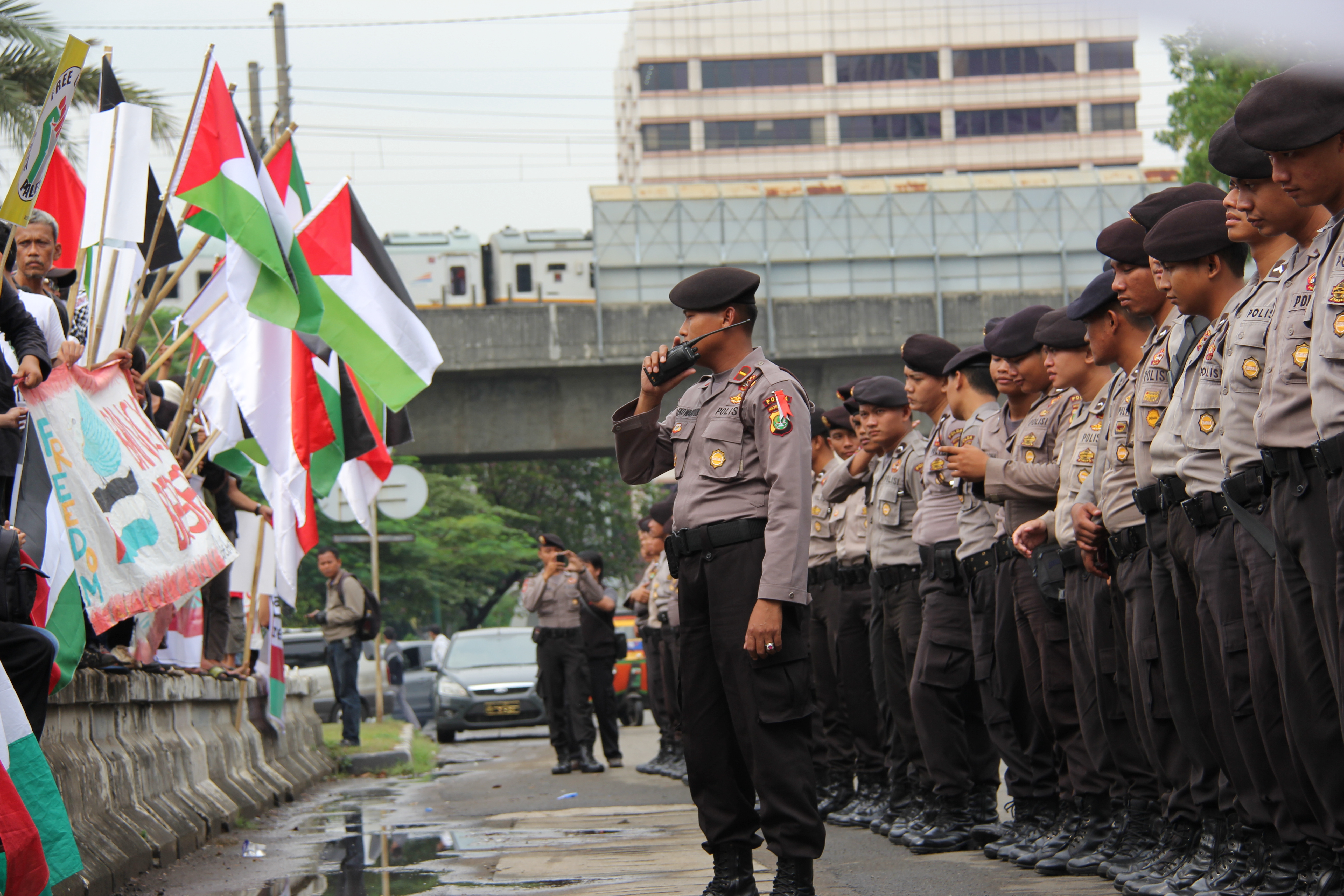 Pendemo berhadapan dengan Aparat Polisi