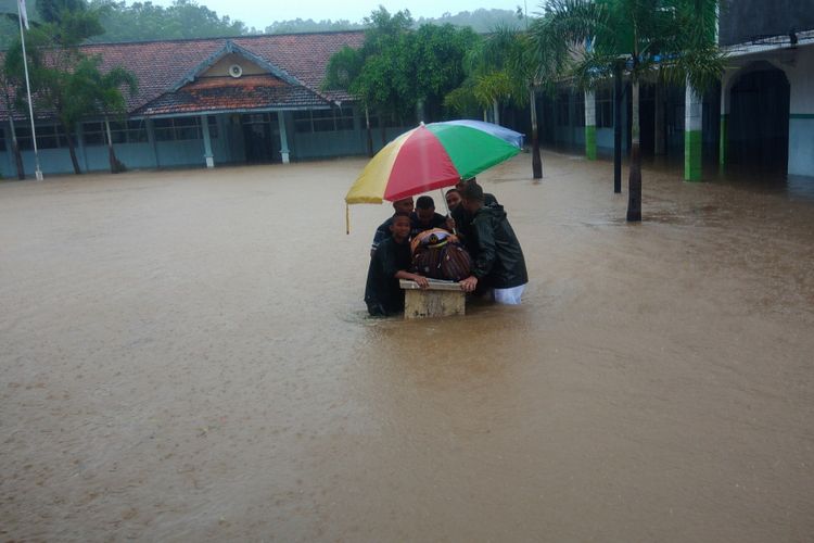 Walhi Bantah Klaim Pemerintah Curah Hujan Penyebab Banjir