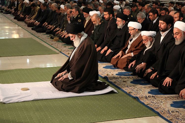 Salat Jumat Bersejarah di Iran