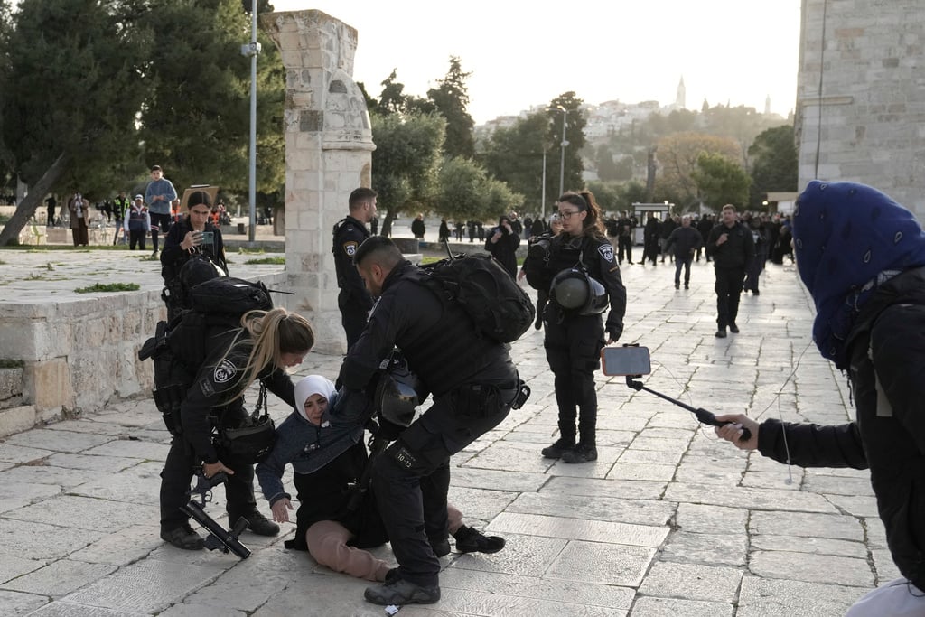 Pasukan Kolonial Zionis Serbu Masjidil al-Aqsa, Puluhan Warga Palestina Terluka