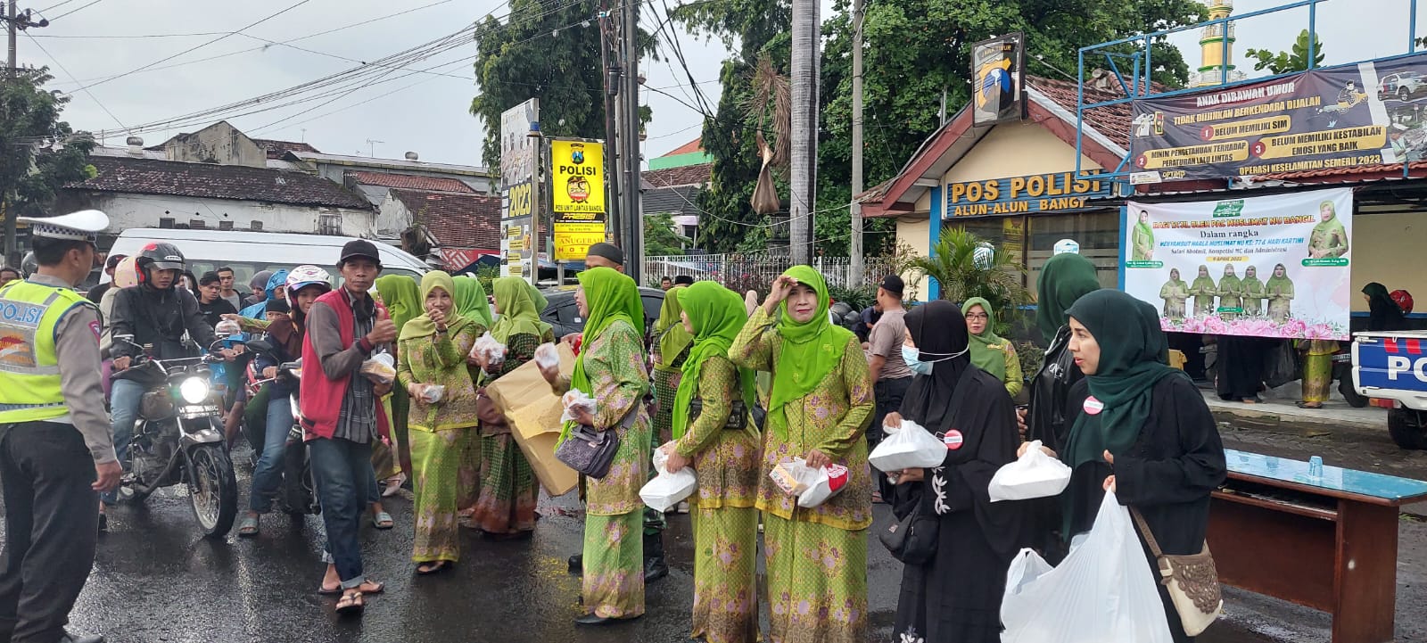 Muslimah ABI dan Muslimah NU Bagi Takjil Bersama