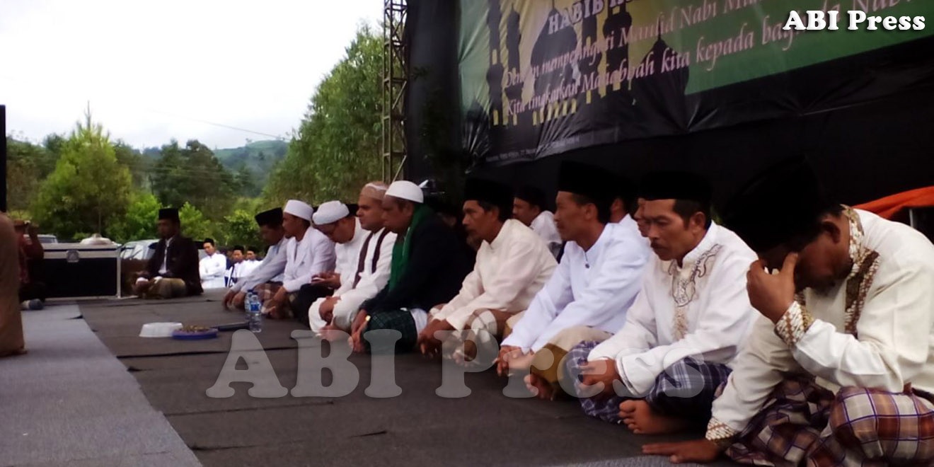 ABI Press_Hassan Alaydrus (sebelah kiri Haddad Alwi) dan Haddad Alwi (Peci Coklat)