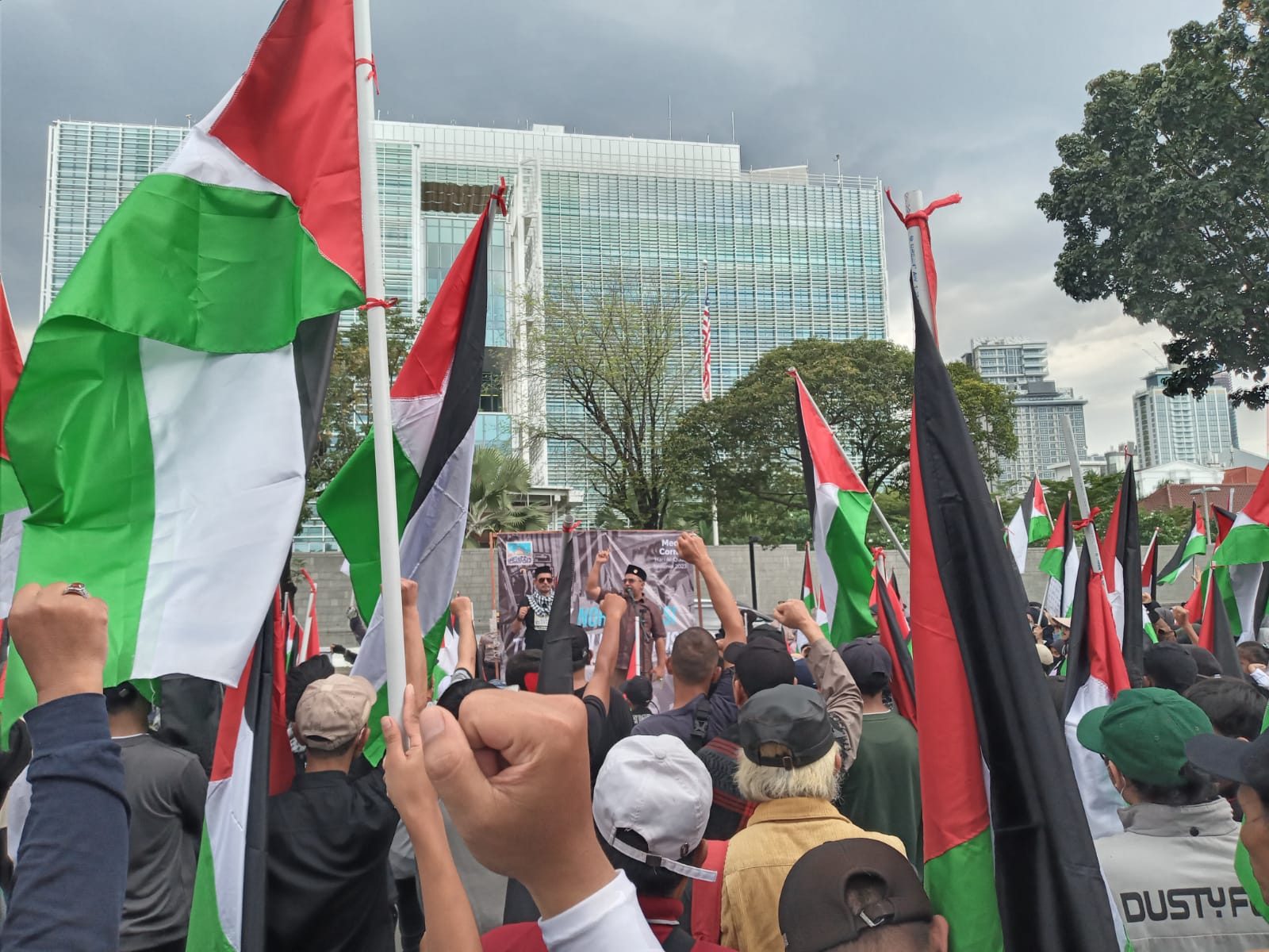 Peringati Hari al-Quds, Massa Geruduk Kantor Dubes AS di Jakarta