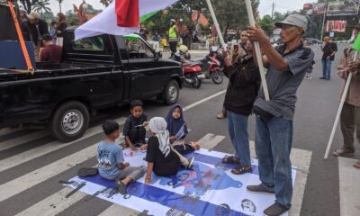 Warga Jepara Gelar Aksi Solidaritas Palestina, Tolak Solusi Dua Negara dan Peragakan Genosida Gaza