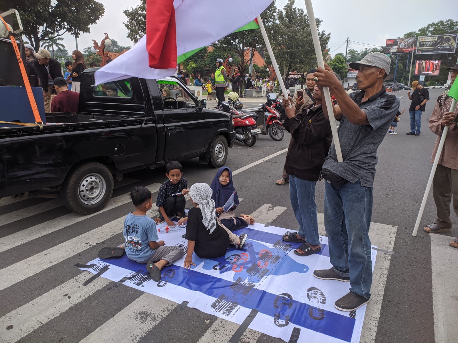 Warga Jepara Gelar Aksi Solidaritas Palestina, Tolak Solusi Dua Negara dan Peragakan Genosida Gaza