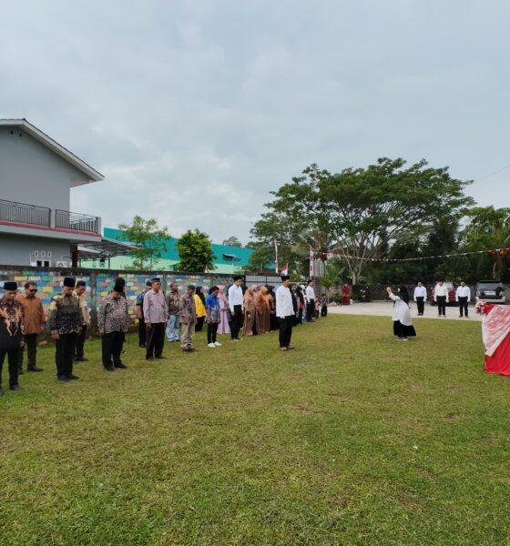 Upacara HUT ke-80 RI di Yayasan Az-Zahra Balikpapan Tetap Khidmat Meski Diguyur Hujan