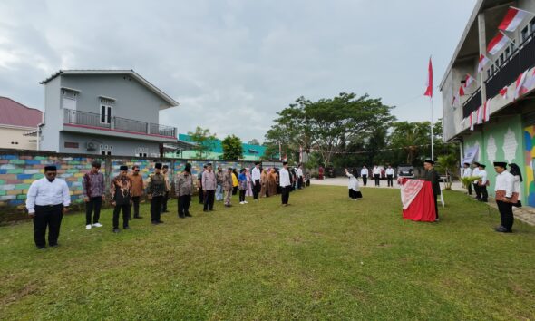 Upacara HUT ke-80 RI di Yayasan Az-Zahra Balikpapan Tetap Khidmat Meski Diguyur Hujan
