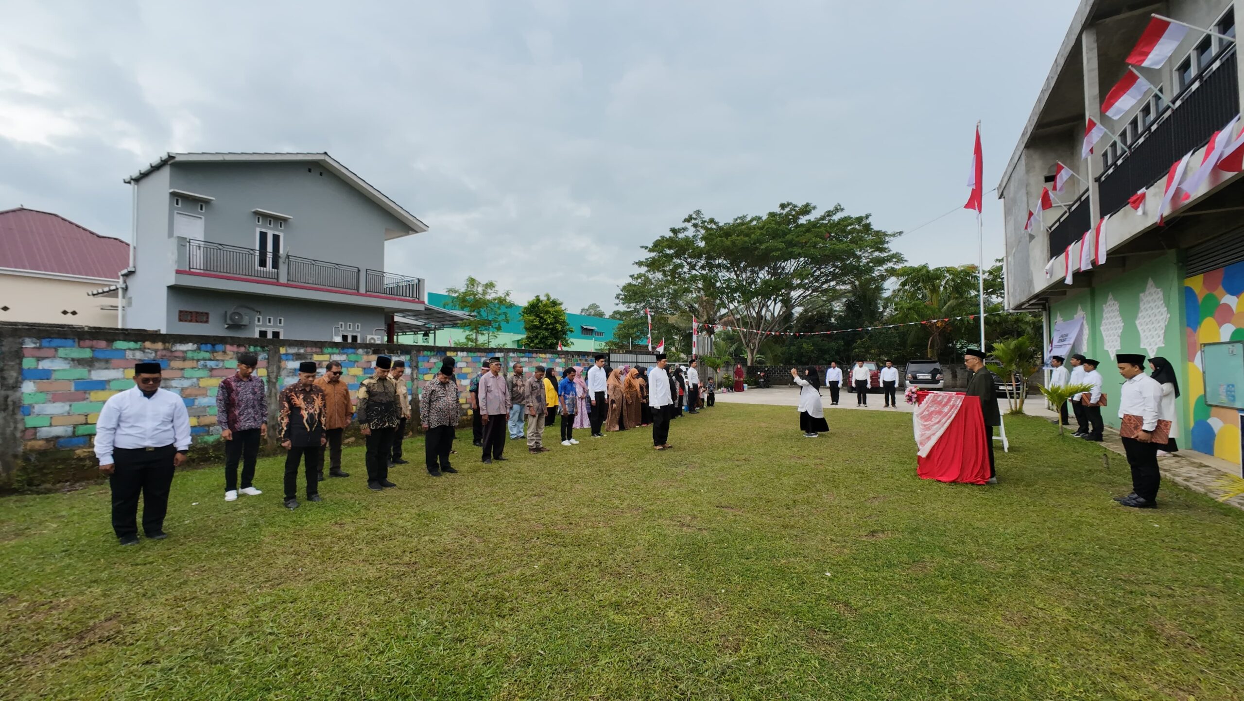 Upacara HUT ke-80 RI di Yayasan Az-Zahra Balikpapan Tetap Khidmat Meski Diguyur Hujan