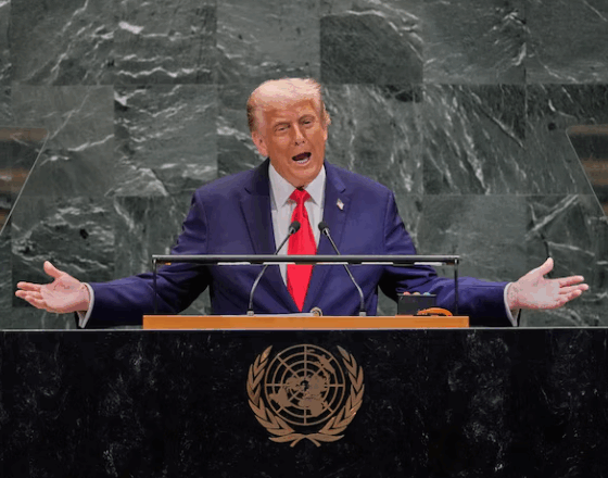 Orkestra Monoton Sang Maestro Mikrofon di PBB