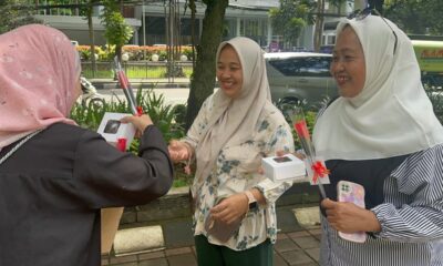 Muslimah ABI Kota Bogor Bagikan Bunga ke Warga Usai Kunjungan ke DP3A