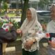 Muslimah ABI Kota Bogor Bagikan Bunga ke Warga Usai Kunjungan ke DP3A