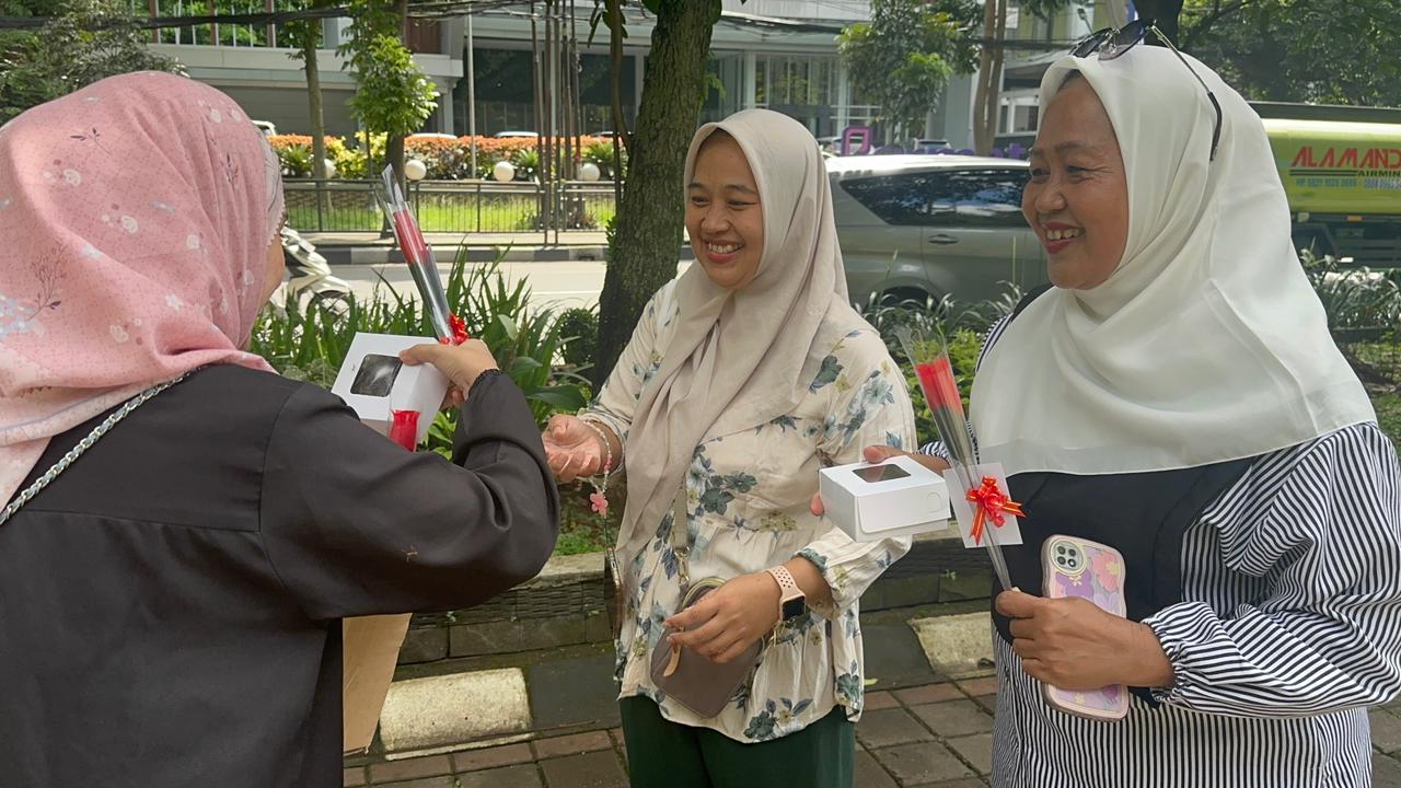 Muslimah ABI Kota Bogor Bagikan Bunga ke Warga Usai Kunjungan ke DP3A