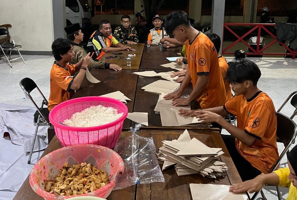 ABI Responsif-HIKDMAT Salurkan Makanan Bagi Warga Terdampak Banjir di Kalinyamatan