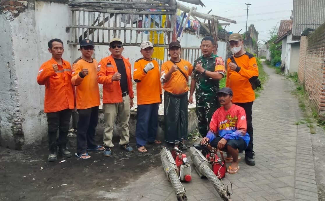 Antisipasi DBD, ABI Jember dan ABI Responsif Bersama Warga Gelar Fogging di Desa Kasiyan