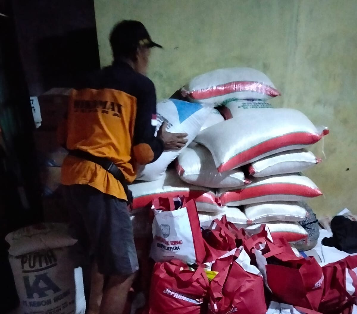 Sinergi Relawan dan TNI–Polri Tangani Longsor di Desa Tempur, Jepara