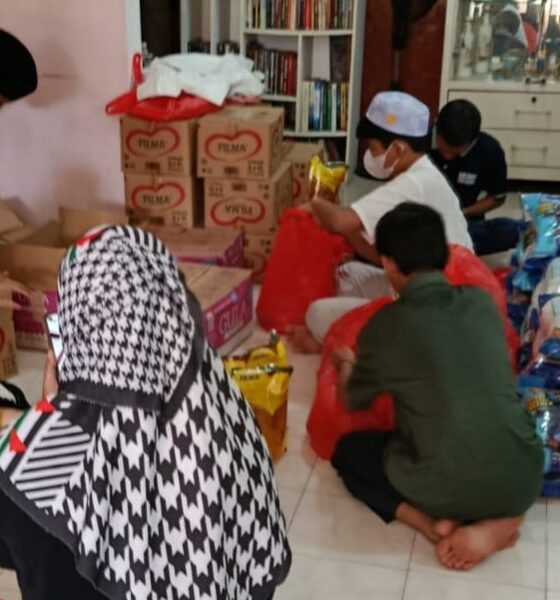 Jelang Ramadan, Muslimah dan DPD ABI Surabaya Salurkan 100 Paket Sembako untuk Warga
