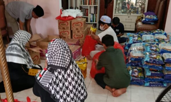 Jelang Ramadan, Muslimah dan DPD ABI Surabaya Salurkan 100 Paket Sembako untuk Warga