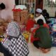 Jelang Ramadan, Muslimah dan DPD ABI Surabaya Salurkan 100 Paket Sembako untuk Warga