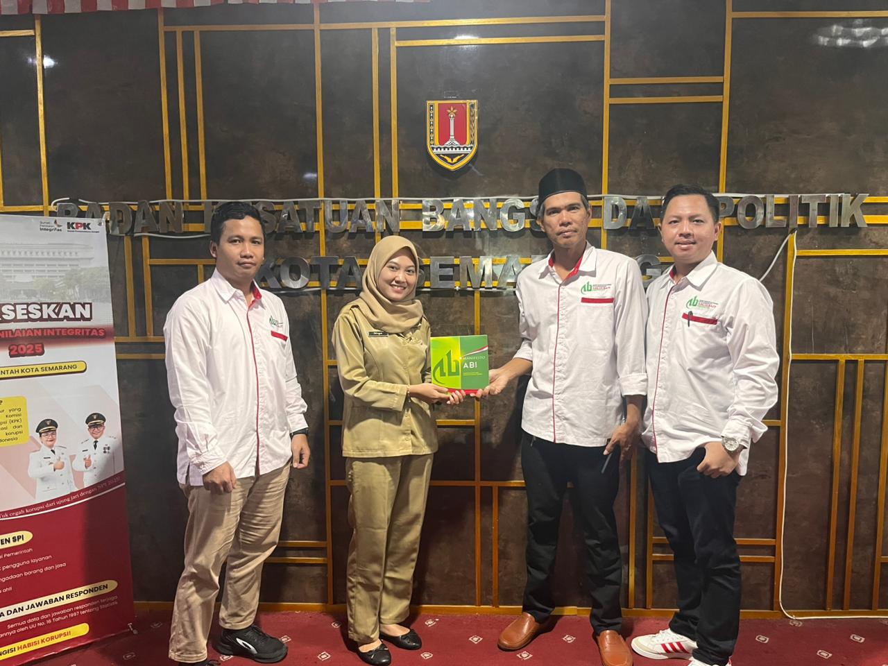 Silaturahmi ke Kesbangpol, DPD ABI Kota Semarang Serahkan Buku Manifesto