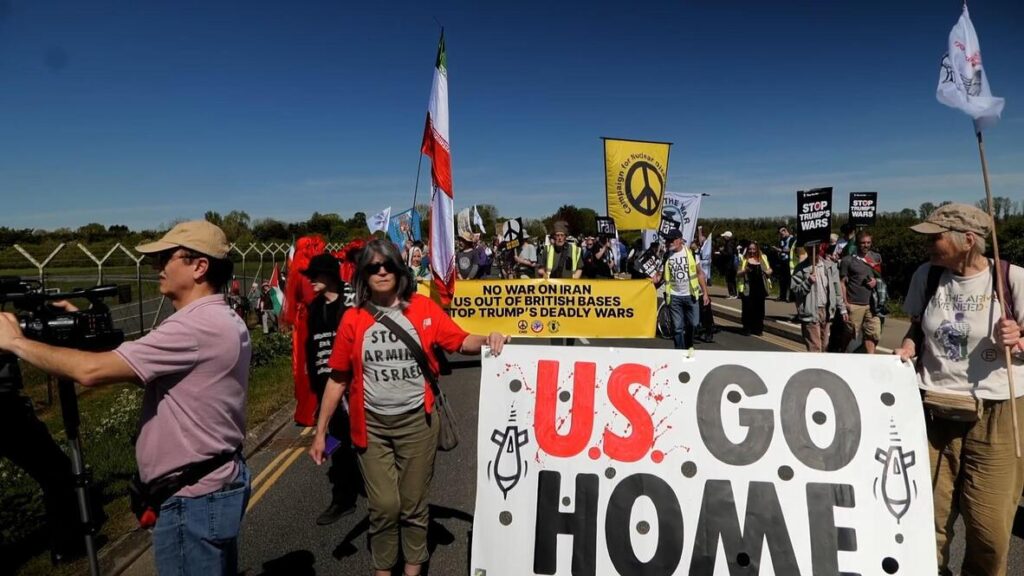 Ratusan aktivis antiperang berkumpul di luar RAF Fairford di Gloucestershire pada hari Sabtu, menuntut diakhirinya penggunaan pangkalan tersebut oleh pasukan AS untuk operasi militer melawan Iran. (Foto: Viory)