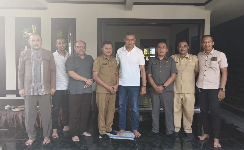 Kepala Bakesbangpol Bondowoso Ahmad berfoto bersama Ketua DPD ABI Bondowoso Hasan Musthafa Al Haddar dan jajaran pengurus usai silaturahmi di Sekretariat DPD ABI Bondowoso, Senin, 25 Mei 2026. (Dok. ABI)