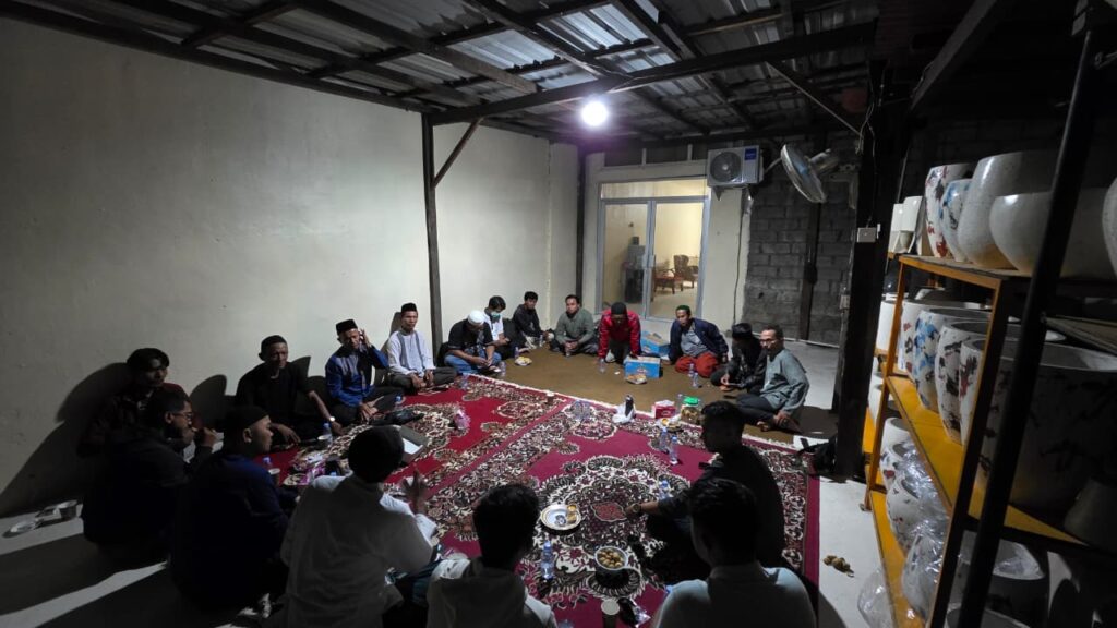 Pengurus DPW ABI Bali dan IJABI Bali berfoto bersama usai temu silaturahmi di Mahagony Terazo Bali, Senin (18/5/2026), dalam upaya memperkuat sinergi organisasi Ahlul Bait dan kontribusi sosial bagi masyarakat Bali.