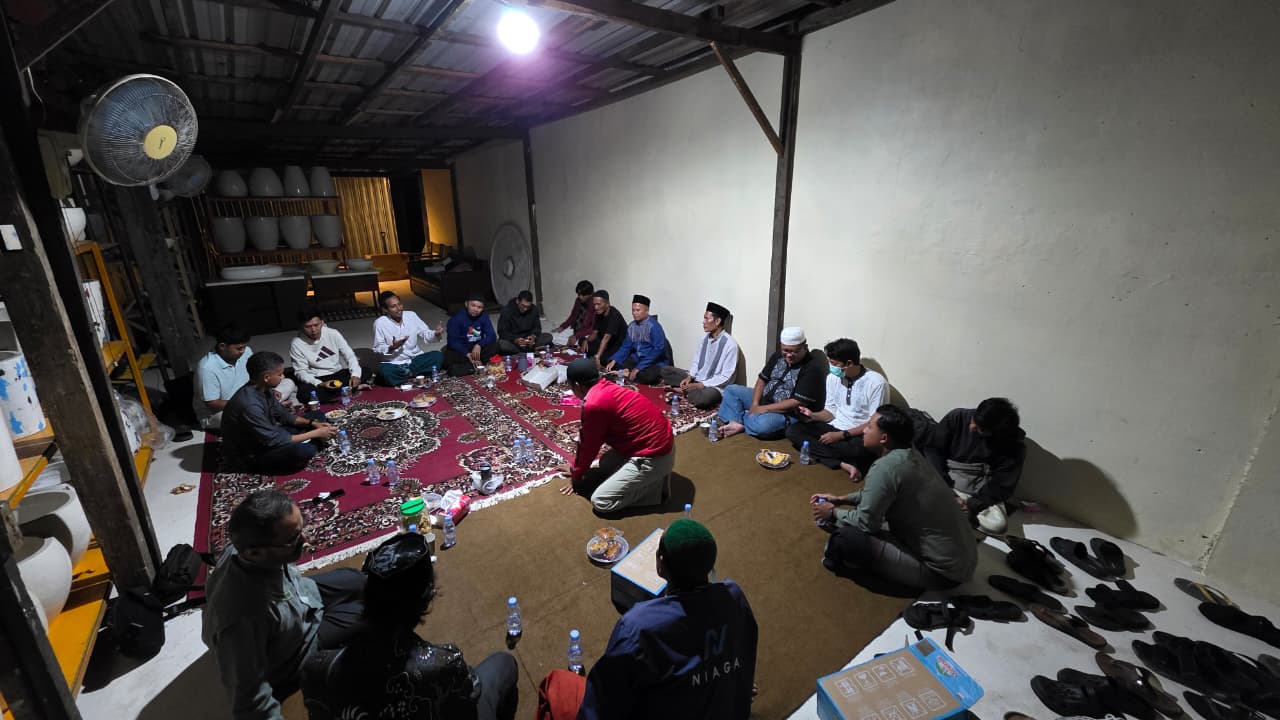 Pengurus DPW ABI Bali dan IJABI Bali berfoto bersama usai temu silaturahmi di Mahagony Terazo Bali, Senin (18/5/2026), dalam upaya memperkuat sinergi organisasi Ahlul Bait dan kontribusi sosial bagi masyarakat Bali.