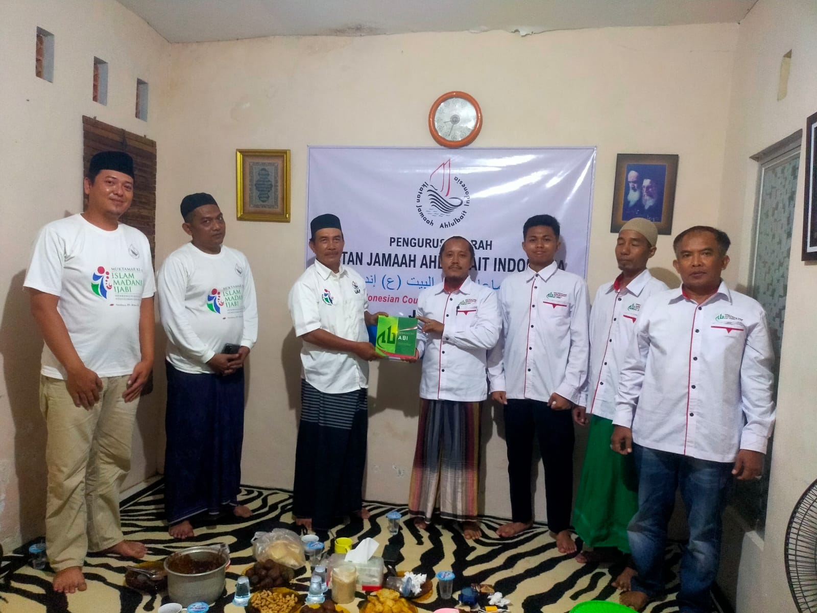Jajaran DPD ABI Jember dan PD IJABI Jember berfoto bersama usai agenda silaturahmi dan dialog penguatan ukhuwah serta solidaritas komunitas Ahlulbait di Jember, Rabu (20/5/2026).