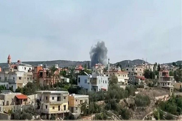 Asap membumbung di wilayah Lebanon selatan setelah serangan Hizbullah ke posisi militer Israel di Al-Bayyadah dan Naqoura di tengah meningkatnya eskalasi perbatasan.