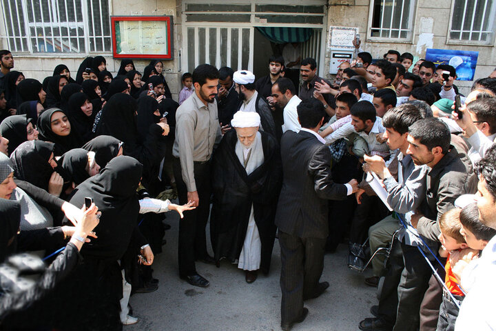 Ayatullah Behjat dikenang karena kesederhanaan, kedalaman spiritual, dan keteladanannya dalam menjaga akhlak serta hubungan dengan Allah.