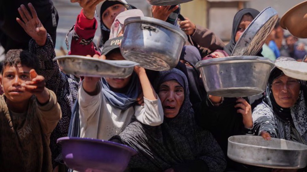 Warga Palestina menunggu untuk menerima makanan di pusat distribusi di Khan Younis, Gaza, 27 Mei 2026. (Foto oleh AP)