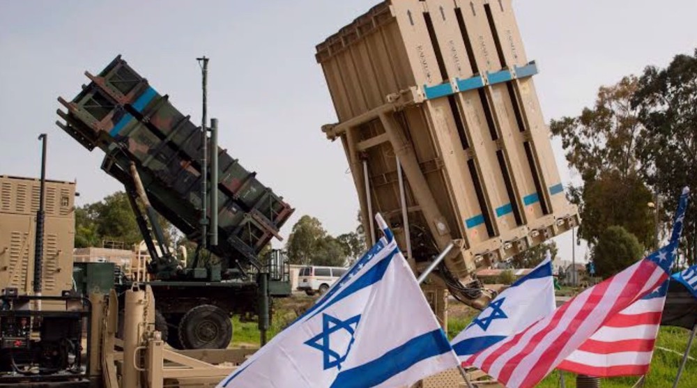 Sistem pertahanan rudal Iron Dome milik Israel dan Patriot milik Amerika Serikat ditampilkan dalam latihan militer gabungan di Arizona, Amerika Serikat, Mei 2025.