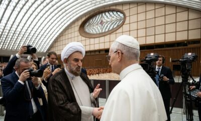 Paus Leo XIV (kanan) bertemu dengan Duta Besar Republik Islam Iran untuk Takhta Suci Mohammad-Hossein Mokhtari.