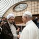 Paus Leo XIV (kanan) bertemu dengan Duta Besar Republik Islam Iran untuk Takhta Suci Mohammad-Hossein Mokhtari.