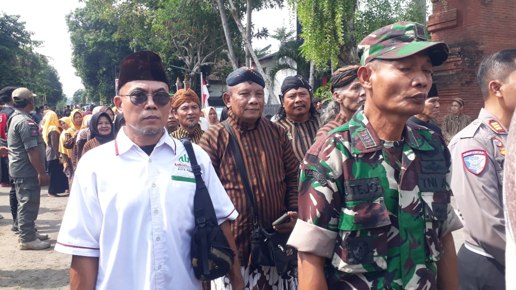 Peserta Kirab Budaya Jati Diri Bangsa mengikuti rangkaian Ruwat Agung Soekarno di Situs Ndalem Pojok, Kecamatan Wates, Kabupaten Kediri, Minggu (14/6),