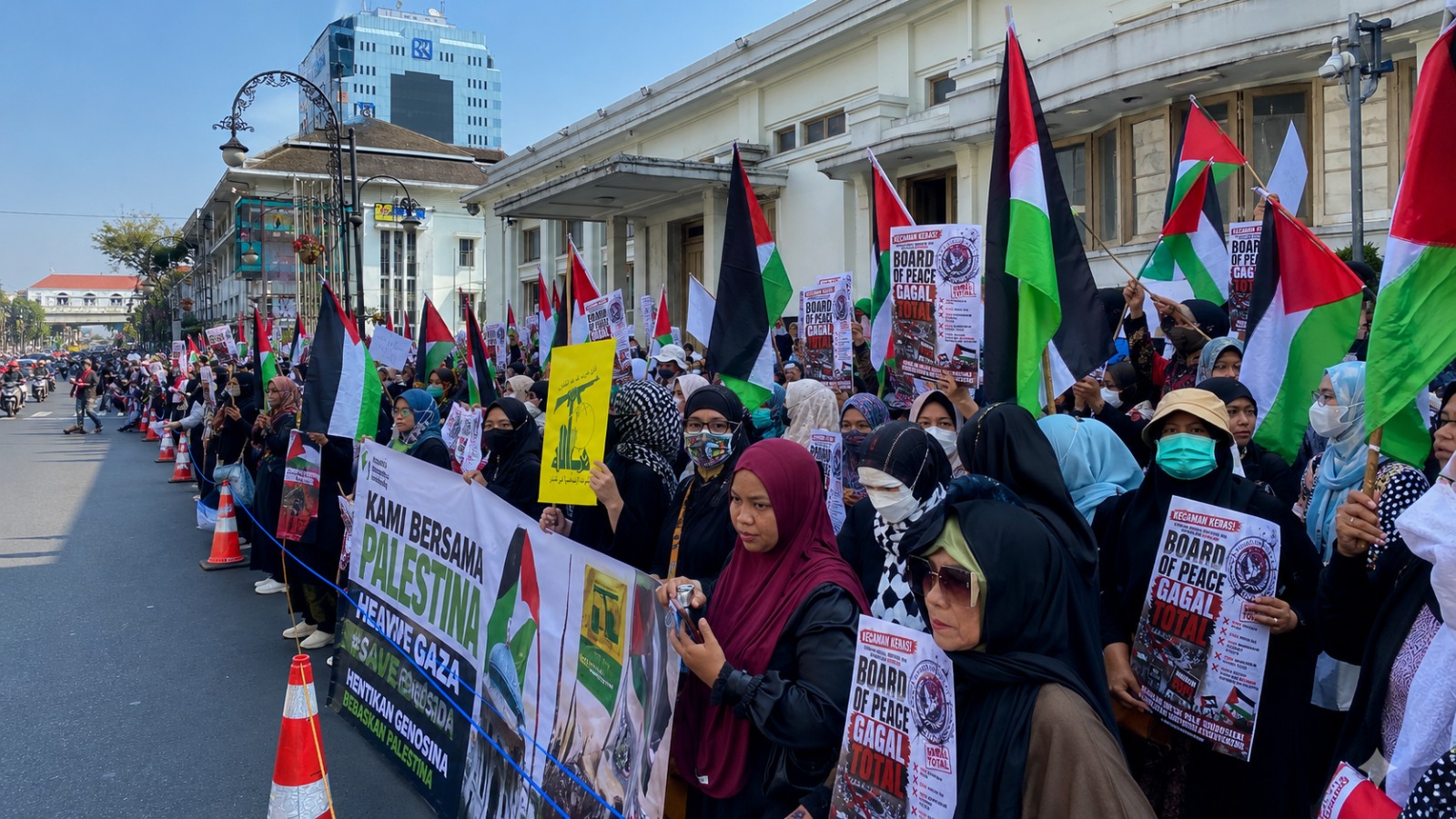 Massa aksi dari berbagai komunitas dan organisasi memadati kawasan Gedung Merdeka, Bandung, dalam Aksi Damai dan Solidaritas untuk Muqawamah, Sabtu (20/6). (Dok. ABI)