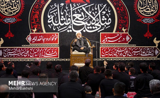 Ketua Komisi Kebudayaan Parlemen Iran, Hujjatul Islam wal Muslimin Morteza Agha Tehrani, menyampaikan ceramah dalam majelis duka Fatemiyoun di Qom, Sabtu (20/6)