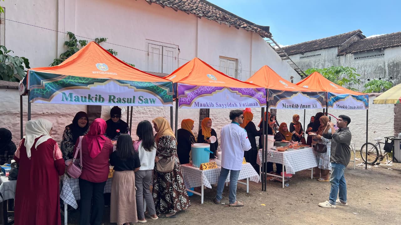 Warga memadati Bazar Gratis Idul Ghadir di Kampung Arab Situbondo untuk menikmati aneka kuliner UMKM yang dibagikan secara cuma-cuma.