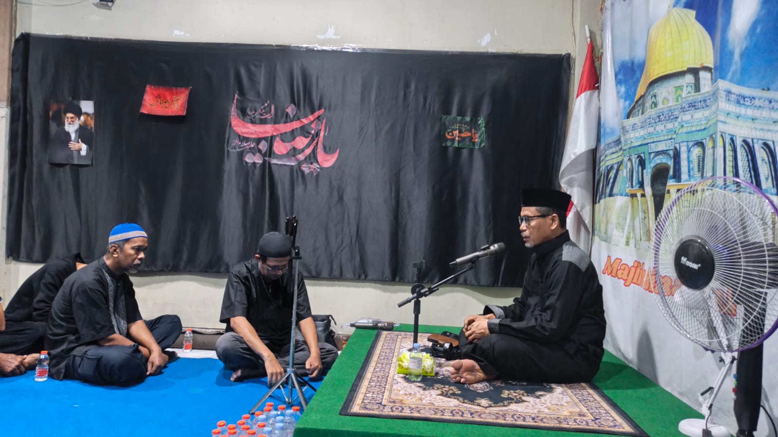 Ustadz Ahmad Hidayat menyampaikan ceramah pada malam keenam Ihya Muharram 1448 H di Husainiyah Bina Amal, Kota Bekasi.