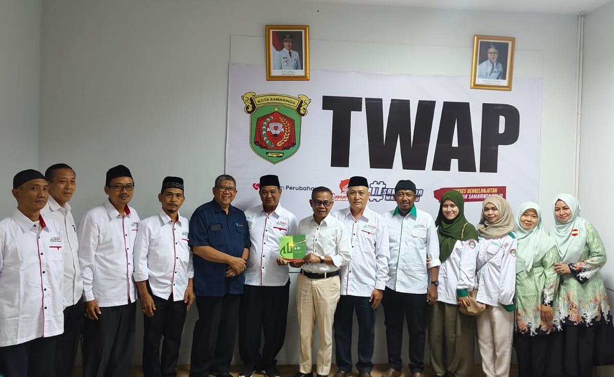 Ketua FKUB Kota Samarinda Syaparuddin, S.Sos., bersama jajaran pengurus menerima kunjungan DPD ABI Kota Samarinda yang dipimpin Sayyid Misbahuddin Alhasani di Kantor FKUB Kota Samarinda, Selasa (23/6/2026).