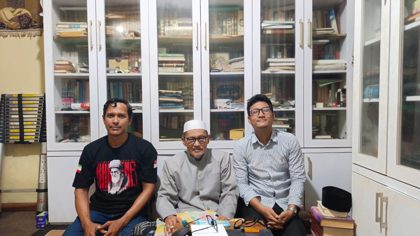 Pengurus DPW ABI Jawa Tengah berdialog dengan anggota Dewan Syura ABI, Ustad Miqdad Turkan, di Jepara, Ahad (14/6)