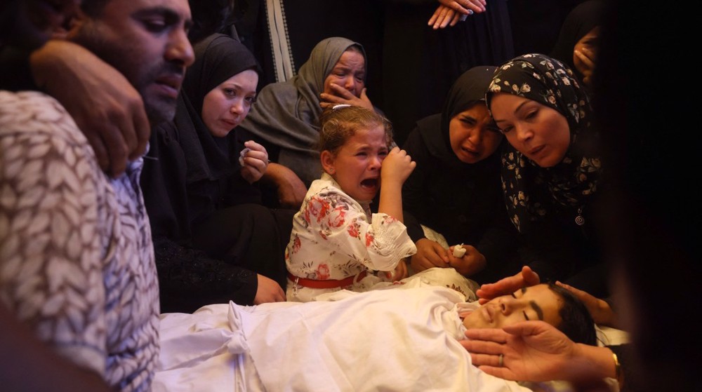 Warga Palestina berduka dalam prosesi pemakaman seorang anak yang tewas akibat serangan Israel di Khan Younis, Jalur Gaza selatan, 14 Juni 2026. (Foto: AFP)