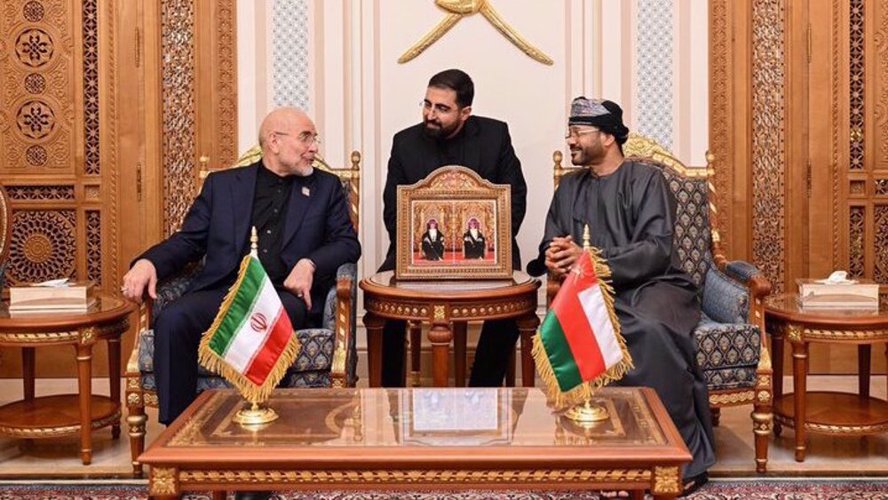 Ketua Parlemen Iran Mohammad Baqer Qalibaf dan Menteri Luar Negeri Iran Abbas Araghchi bertemu Menteri Luar Negeri Oman Sayyid Badr bin Hamad al-Busaidi di Muscat untuk membahas pengaturan baru Selat Hormuz dan keamanan pelayaran internasional.