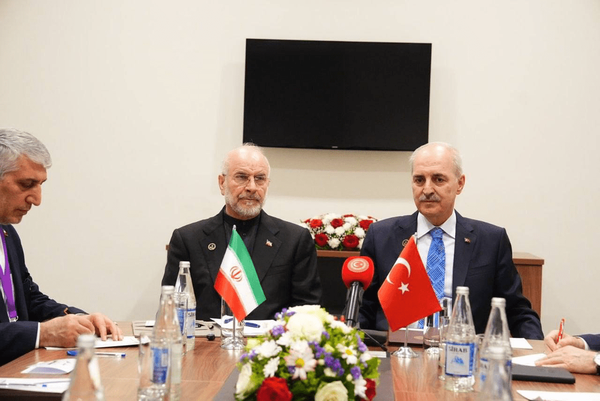 Ketua Parlemen Iran Mohammad Baqer Qalibaf dan Ketua Parlemen Turki Numan Kurtulmus bertemu di sela Sidang PUIC di Baku. (Foto: Fars News Agency)