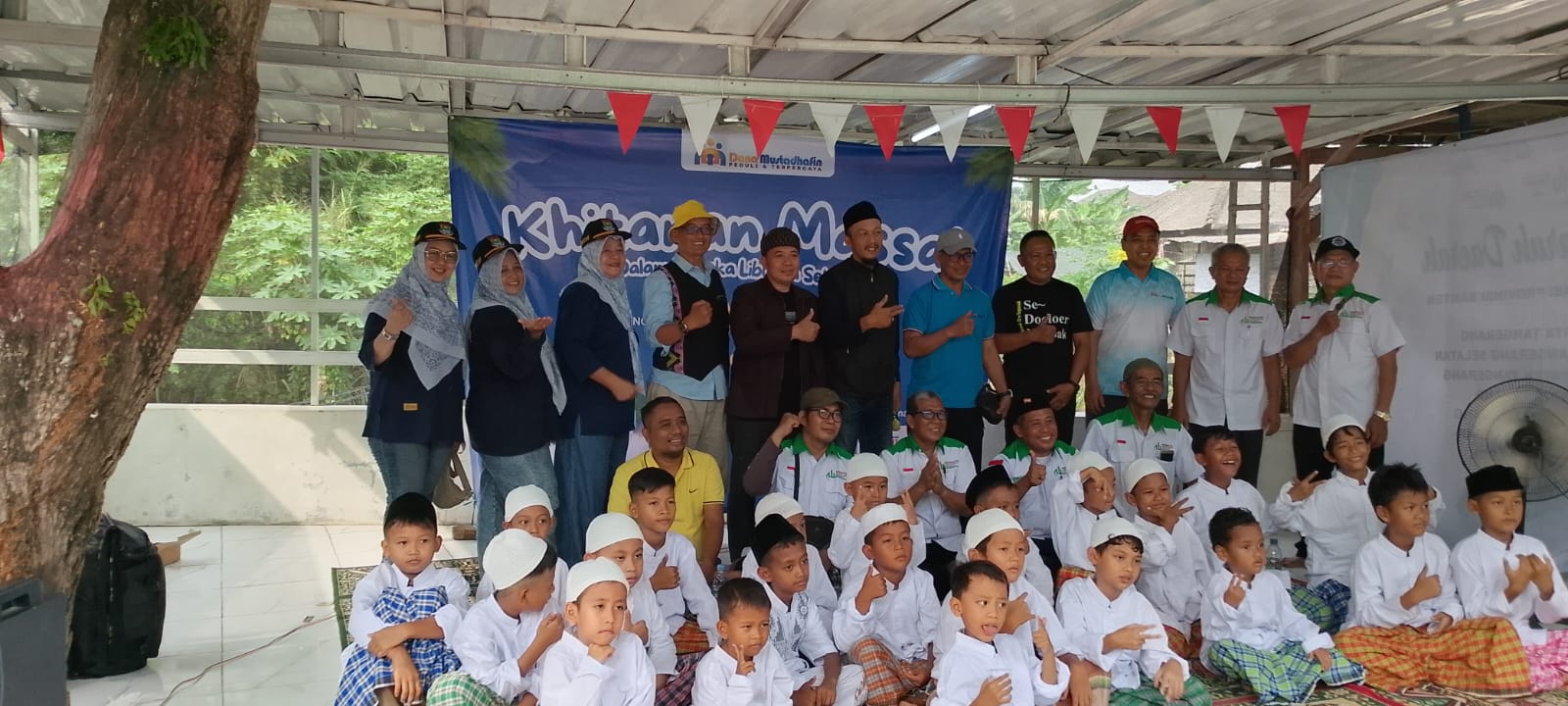 Peserta khitanan massal bersama panitia, tenaga medis, dan tokoh masyarakat usai pelaksanaan kegiatan sosial di Perumahan Sari Bumi Indah, Kelurahan Binong, Kecamatan Curug, Kabupaten Tangerang, Sabtu (6/6/2026).